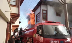 Tarihi evlerin bulunduğu sokaktaki yangın korkuttu