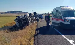 Tır araziye devrildi!