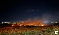 Yol kenarındaki anız yangını sürücülere zor anlar yaşattı