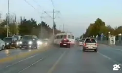 Eskişehir'de feci kaza: Tramvay yolundan giden servis direğe çarptı!