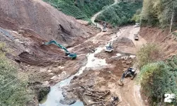 Heyelan bölgesinden yüzlerce kamyon toprak taşındı