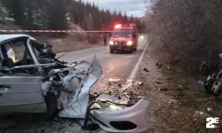 İki otomobil kafa kafaya çarpıştı!