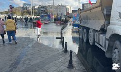 Taksim’i su bastı, vatandaşlar yürümekte güçlük çekti