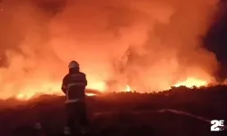 Tarım arazisinde çıkan yangın geceyi aydınlattı