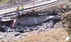 Tır şarampole yuvarlandı, araçtan atlayan sürücü hayatını kaybetti