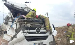 Trafik kazası: Sürücü sıkıştığı yerden kurtarıldı