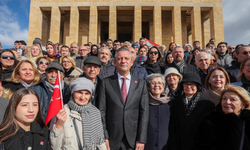 Özgür Özel, Öğretmenlerle birlikte Anıtkabir'i ziyaret etti