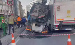 İstanbul'da 2 kamyon çukura düştü