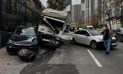 Freni boşalan kamyonet  önüne geleni biçti