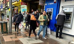 Sağanak yağmurdan korunmak isteyen vatandaşlar saklanacak yer aradı