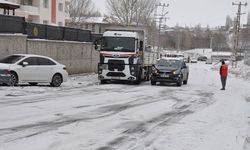 Kars’ta yollar buz pistine döndü