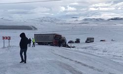 Buzlanma yüzünden kayan tır yolu trafiğe kapattı