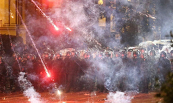 Gürcistan'da protestocular parlamento binasına havai fişekle saldırdı