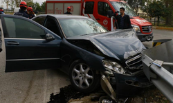 Bariyere 'ok' gibi saplandı, sıkışan sürücüyü itfaiye çıkardı