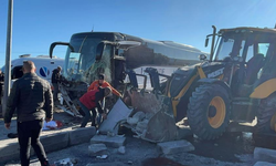 Turistleri taşıyan otobüs ile iş makinesi çarpıştı: 1'i ağır 6 yaralı