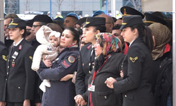 Şehidin 8 aylık bebeği her şeyden habersiz babasının Türk bayrağına sarılı tabutuna baktı