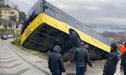 Beykoz'da yokuş aşağı kayan İETT otobüsü evin bahçesine düştü