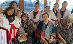 Huzurevindeki yaşlılar, kuşaklar arası buluşma programında genç sporcularla bir araya geldi