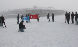 İlk defa kar gören Türkmenler gönüllerince eğlendi