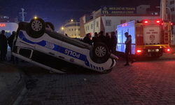 Kaza ucuz atlatıldı: Otomobilin çarptığı polis aracı ters döndü