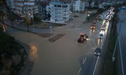 Sağanak yağmur yolları göle çevirdi