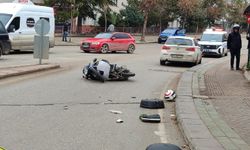 Eskişehir'de otomobile çarpan motosikletli ağır yaralandı