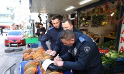 Zabıta ekipleri kaldırımı işgal edenlere ceza yazdı