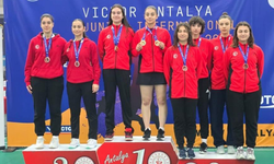 Genç badmintonculardan madalya yağmuru