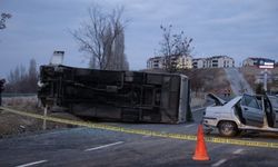 Otomobil ile öğrenci servisi çarpıştı: 1 hayatını kaybetti, 24 yaralı