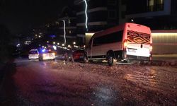 Alanya’da yol çöktü, 3 araç çukurda mahsur kaldı