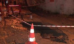 Beyoğlu’nda yol çöktü, 2 daireyi su bastı