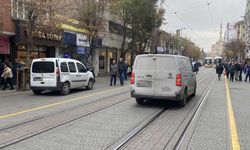 Trafiğe kapalı caddede seyrediyor, otopark gibi kullanıyorlar