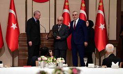 Mehmet 'Usta' Cumhurbaşkanı Erdoğan'dan plaket aldı