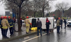 Ticari araçla polis otosu çarpıştı!