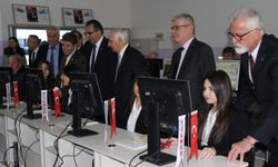 Eskişehir'de 50 yıl önce mezun oldukları liseye bilgisayar laboratuvarı açtılar