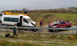 Yolcu minibüsü ile pickup kafa kafaya çarpıştı; Yaralılar var!