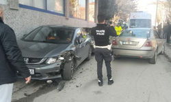 Park halindeki otomobile böyle çarptı: 2 yaralı