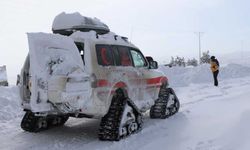 Erzincan’da karlı dağları aşan paletli ambulanslar hastaların derdine derman oluyor