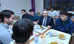 Vali Aksoy yılbaşında öğrencilerle yemek yedi