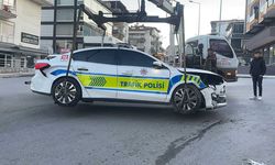 Otomobil ile polis aracı çarpıştı: 1’i çocuk 4 yaralı