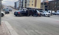 Cadde ile sokak kesişiminde çarpışan 2 araç hasar gördü