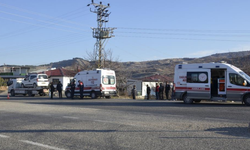 16 yaşındaki çocuğun kullandığı araç trafoya çarptı: 3 yaralı