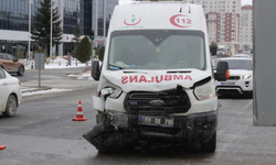 Ambulans ile otomobil çarpıştı: 2 yaralı