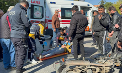 Hafif ticari araç motosikletle çarpıştı: 1 yaralı