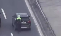 Bakan Yerlikaya'dan arıza yapan aracı köprü çıkışına kadar ittiren polise tebrik