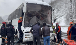 İran'a giden otobüs, tıra çarptı: 1 yaralı