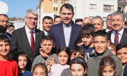 Bakan Kurum Osmaniye’de depremzede ailenin yeni evine konuk oldu