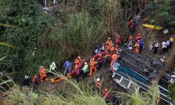 Guatemala'da yolcu otobüsü köprüden düştü: 51 ölü