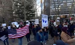 New York’ta binlerce kişi Trump yönetimi ve Elon Musk’a karşı protesto düzenledi