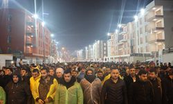 Asrın felaketinin 2'nci yıl dönümünde Hatay'da binlerce vatandaş sessiz yürüyüş gerçekleştirdi